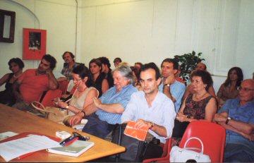 Nella foto, il pubblico che assiste alla presentazione